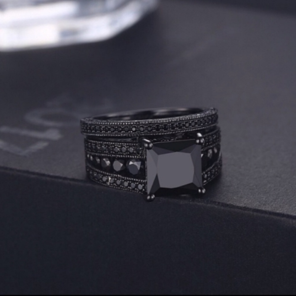 New Elegant 18k Gold Filled Black Diamond Ring - Picture 6 of 9